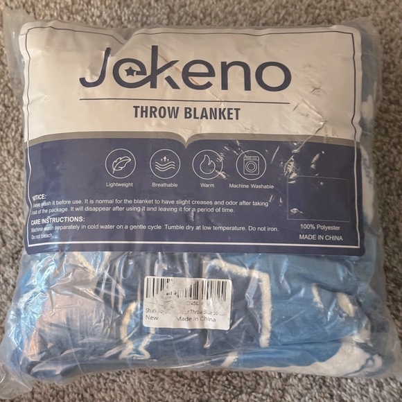 Glow in the Dark Blanket - Picture 7 of 7